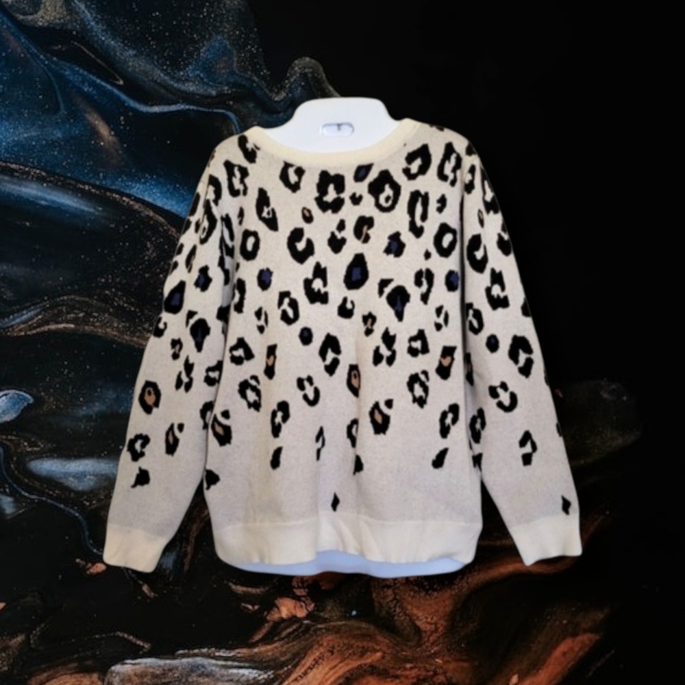 Andree by Unit | EUC Light Grey Multicolored Leopard Print Sweater (SIZE M)